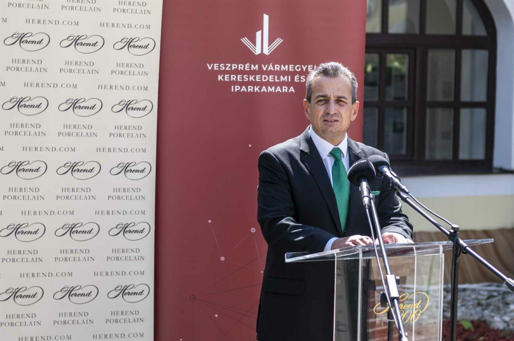 Dr. Simon Attila, a Herendi Porcelánmanufaktúra Zrt. vezérigazgatója beszédében hangsúlyozta: a kiállításon a cirkuszi világ és Herend ad egymásnak randevút (fotó: Urbán Ádám)