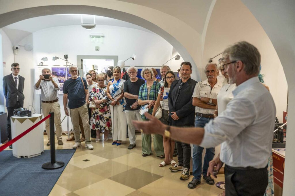 Simet László, Hortobágyi Károly- díjas artistaművész, Magyarország Érdemes Művésze volt a„Cirkuszi elefánt a porcelánmúzeumban” című kiállítás megnyitójának tárlatvezetője (fotó: Urbán Ádám)