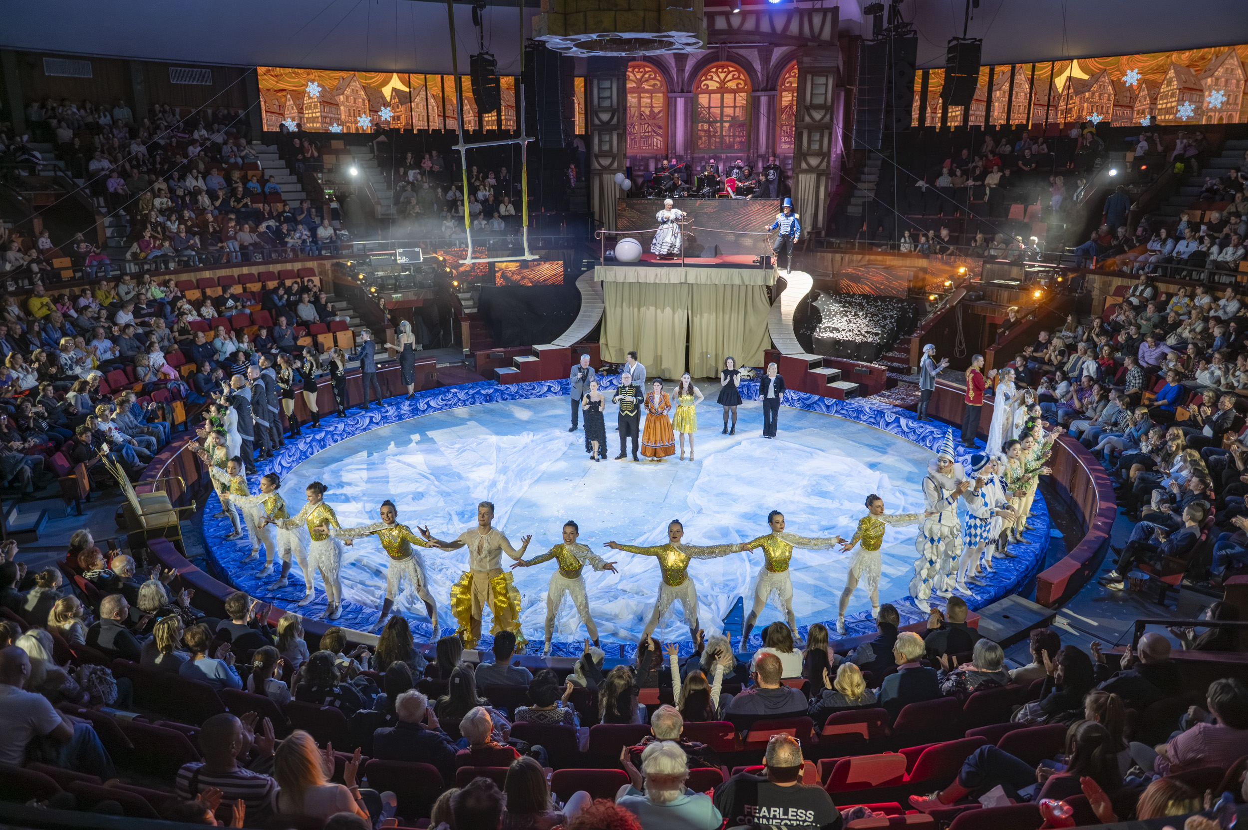 Telt ház, ováció és vastaps – Hatalmas sikere volt a Holle anyó című előadás bemutatójának a Fővárosi Nagycirkuszban