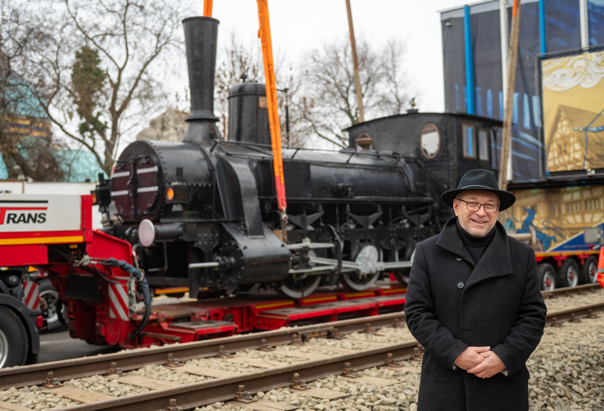 Hagyomány és innováció gőzerővel a Ligetben: 136 éves mozdonyt emeltek be daruval a Fővárosi Nagycirkusz előtti térre