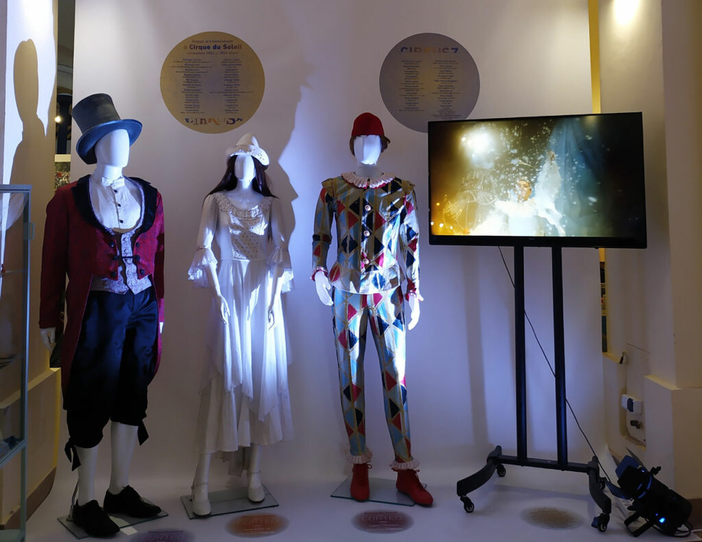 A Cirque du Soleil által adományozott kosztümök a Csodálatos Cirkuszvilág című 2024-es kiállításon a Vajdahunyad várában.
