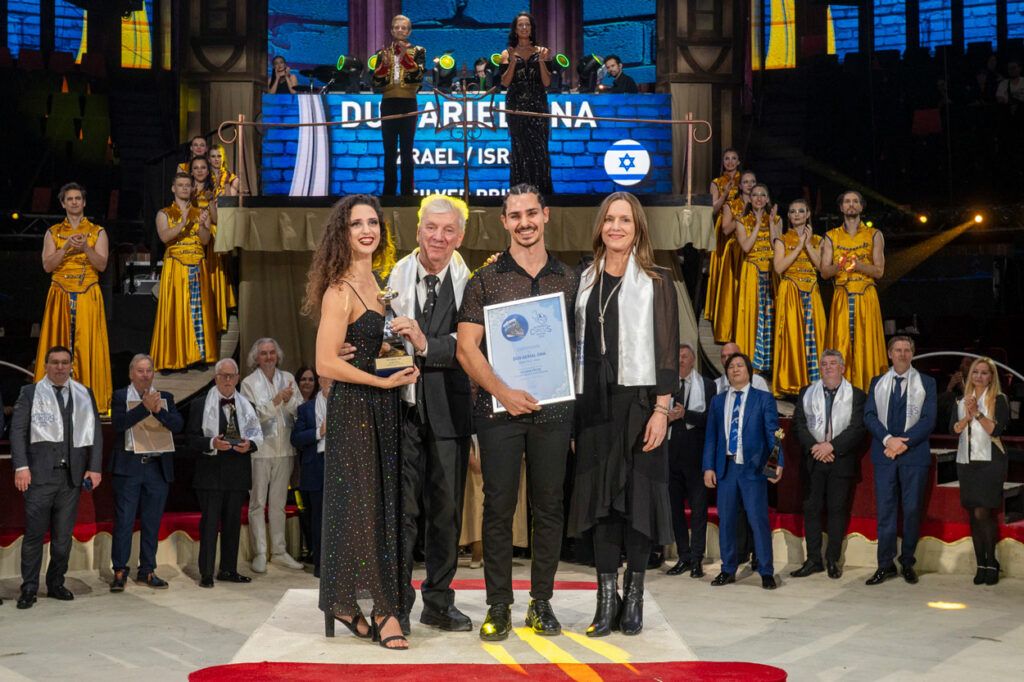 Graeser József ’Dodi’ és Brigitte Scherrer a Duo Aerial DNA ezüst díjas artistáival a 16. Budapest Nemzetközi Cirkuszfesztivál díjátadó gáláján