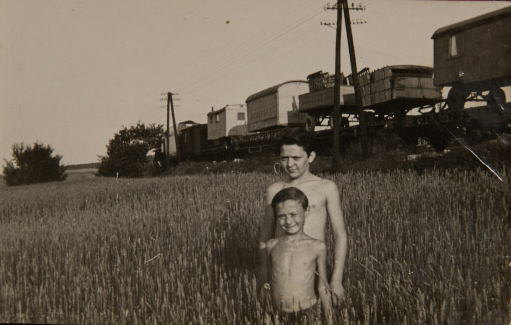 Eötvös Tibor a cirkuszvonat előtt. Forrás: Magyar Cirkuszművészeti Múzeum, Könyvtár és Archívum