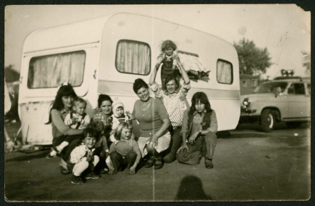 Richter Richárd családjával a kempingkocsi előtt. Forrás: Magyar Cirkuszművészeti Múzeum, Könyvtár és Archívum