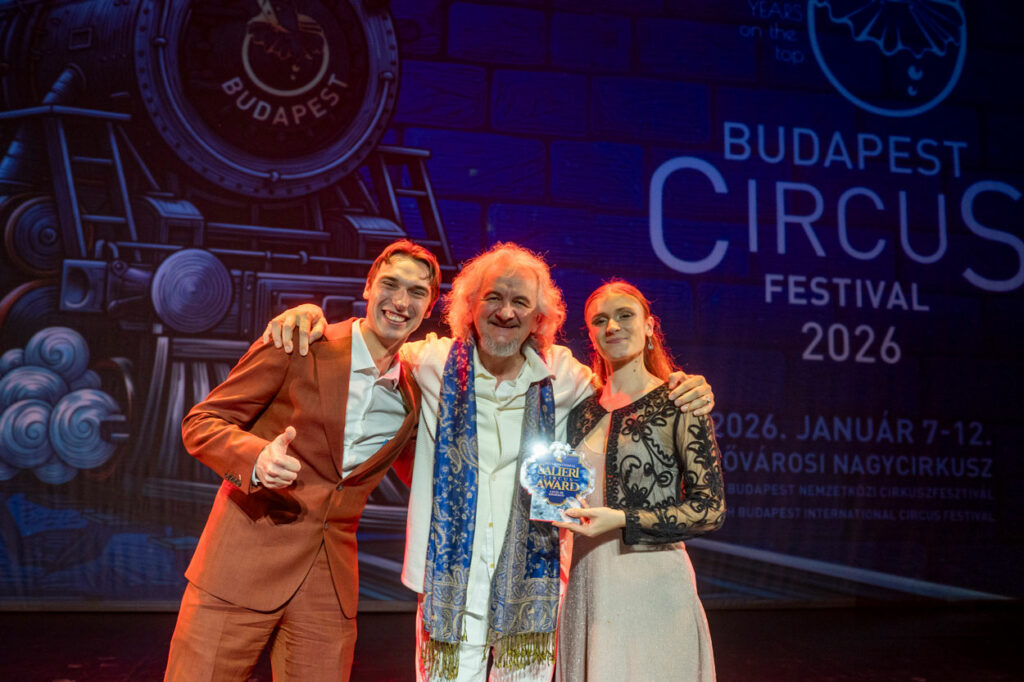 Antonio Giarola és a Duo Mateo és Aelia ezüst-díjas artistái a 16. Budapest Nemzetközi Cirkuszfesztivál díjátadó gáláján.
