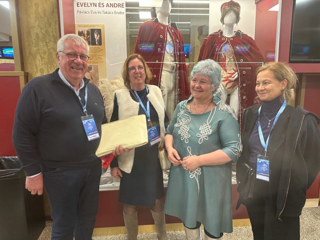 Cor Martens és Anja Martens átadják adományukat Joó Emese főmuzeológusnak és Kerülő Tünde muzeológusnak, a Magyar Cirkuszművészeti Múzeum, Könyvtár és Archívum munkatársainak