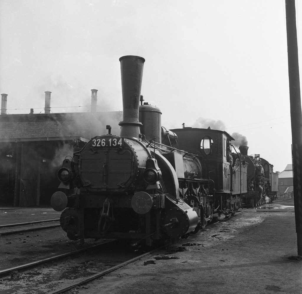A MÁV 326.134 pályaszámú tehervonati gőzmozdony a ferencvárosi pályaudvaron Budapesten 1967-ben. Forrás: Magyar Műszaki és Közlekedési Múzeum Archívum (MMKM_TFGY_2018_1395_4)