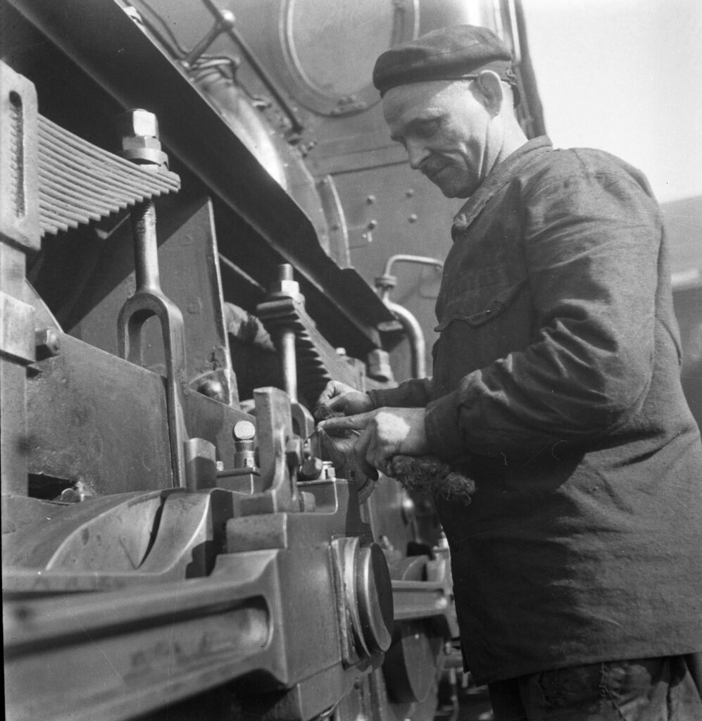 Egy MÁV IIIe. osztályú, 326 sorozatú mozdony karbantartása 1947-ben. Magyar Műszaki és Közlekedési Múzeum Archívum (MMKM_TFGY_2018_1744_1)