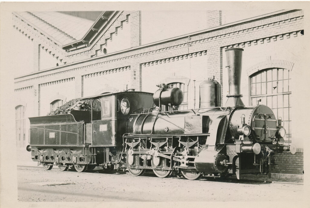 Egy MÁV IIIe. osztályú, később 326. sorozatú mozdony a magyar vasúttörténet egyik legmeghatározóbb járműve volt. Forrás: Magyar Műszaki és Közlekedési Múzeum Archívum (MMKM_TFGY_9480_1)