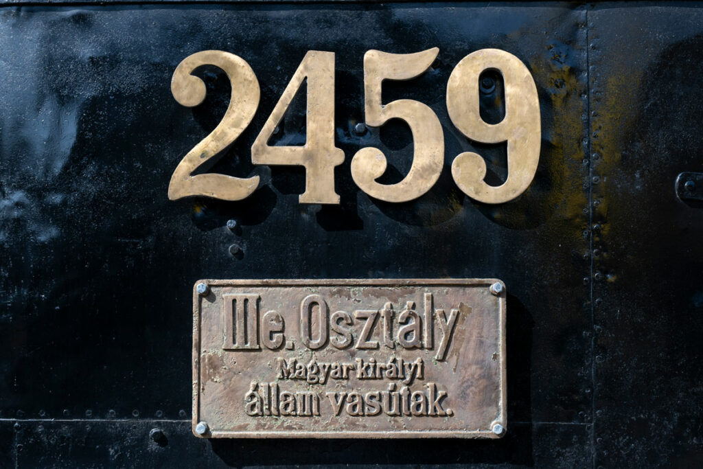 A mozdony pályaszáma ma is a jármű oldalán „díszeleg”. Forrás: Magyar Műszaki és Közlekedési Múzeum / Szikora Zsombor (SZZ_7522)