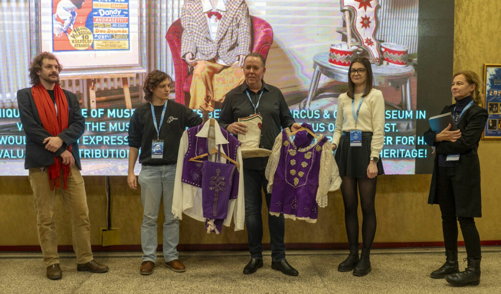 Christoph Enzinger és a Magyar Cirkuszművészeti Múzeum, Könyvtár és Archívum munkatársai