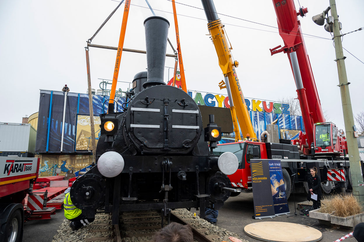 Vasút és cirkusz találkozása: a MÁV IIIe. osztályú 2459-es gőzmozdony a Nagycirkusz vendége