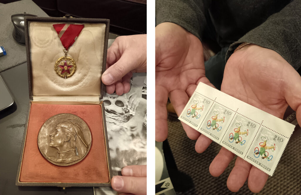 Fedák Antal Simon Tibor Jászai Mari-díját és az artistaművészről tiszteletére készült Magyar Posta bélyeget mutatja. Forrás: Magyar Cirkuszművészeti Múzeum, Könyvtár és Archívum