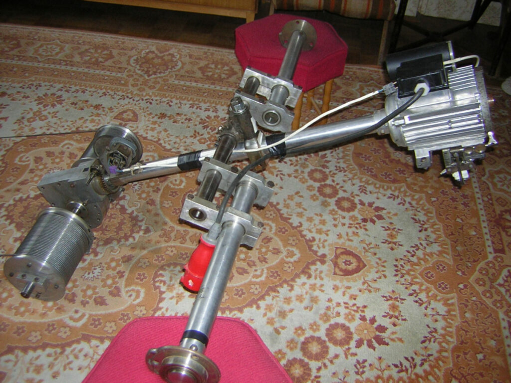 Simon Tibor kopftrapéz számához készült tartószerkezet. Forrás: Fedák Antal