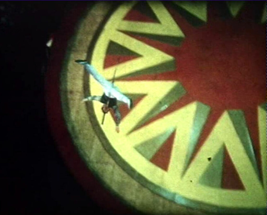 Az 1968-as japán turnén készült film részlete Simon Tibor kopftrapéz számáról a kupolából felvéve. Forrás: Fedák Antal