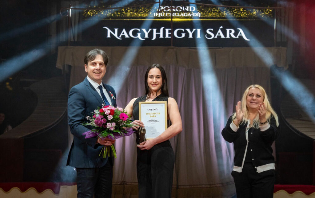Nagyhegyi Sára veszti át a Porond Ifjú Csillaga-díjat Kovács Gábor Dénestől