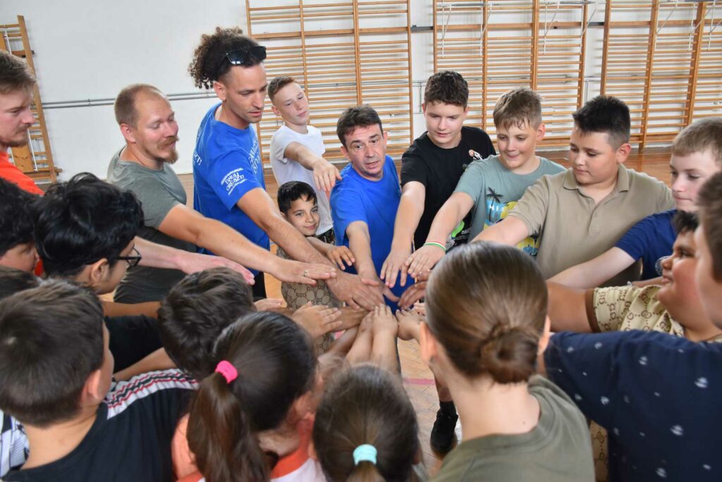Gyerekek és a cirkuszpedagógiai mentoraink