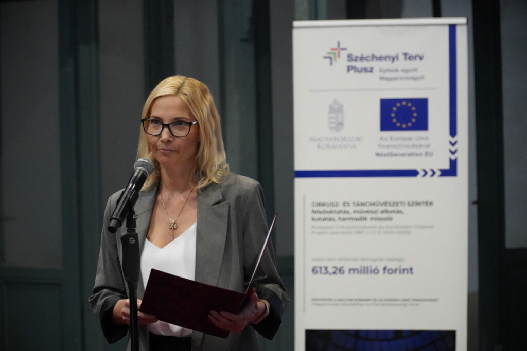 A képen Reidl Kamilla Budapest Cirkuszművészeti és Kortárstánc Főiskola rektora tart beszédet.